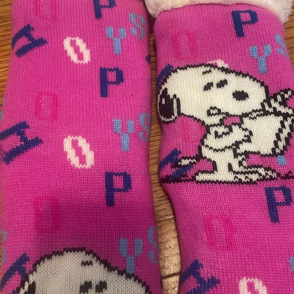 NWOT Snoopy fuzzy socks one size - Picture 3 of 6